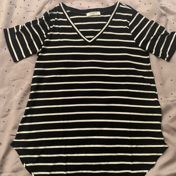 Zenana size medium V-neck - Picture 2 of 2
